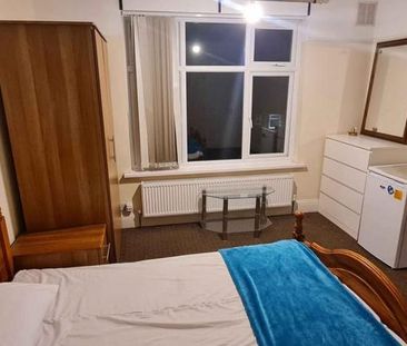 1 bedroom in a house share to rent - Photo 2