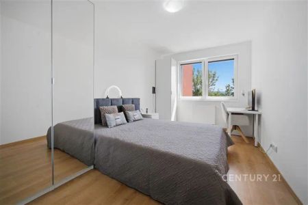 Pronájem moderního bytu 2+kk s balkonem, sklepem a možností parkování – Praha 12, Modřany - Photo 3