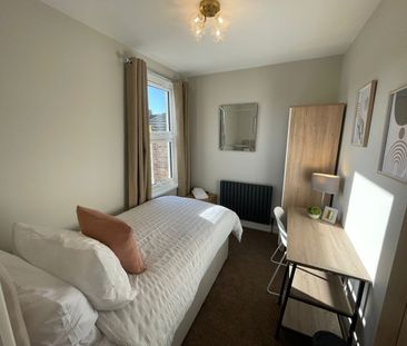 4 Bed Terraced House, Broadway Avenue, CR0 - Photo 2