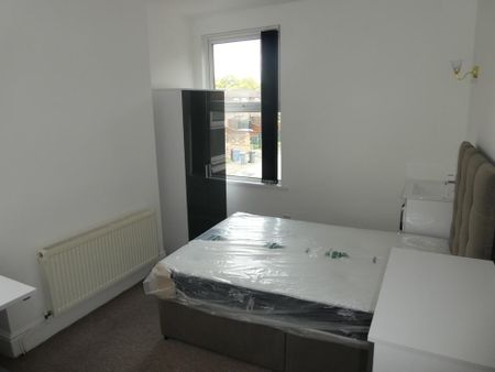 4 bedroom end of terrace house to rent - Photo 5