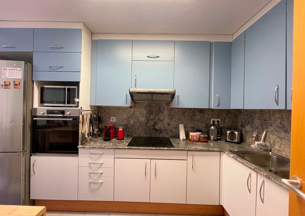 Apartamento amueblado de 3 dormitorios y 2 baños con patio en la Plaza de Cort, Palma.