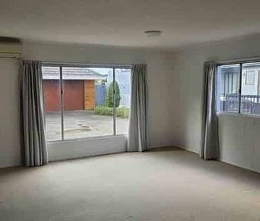 Charming 3BR Northcote Haven - Photo 4