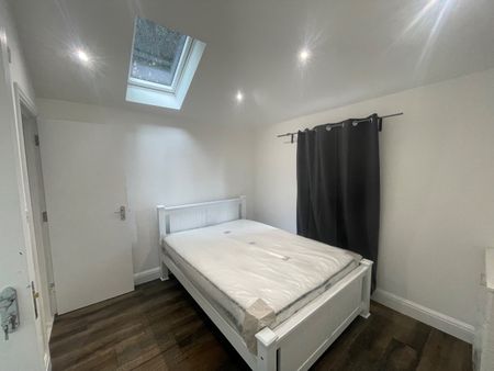 2 Bed Flat, Emmanuel House, CR2 - Photo 5