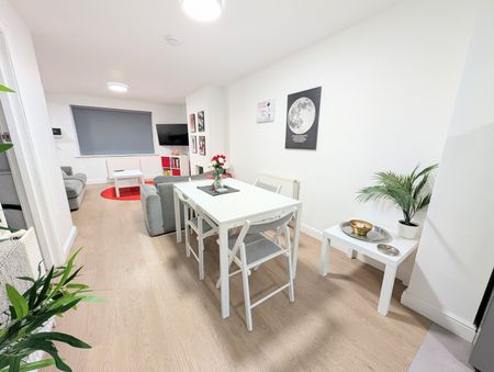 3 Bed Terrace House - Photo 2