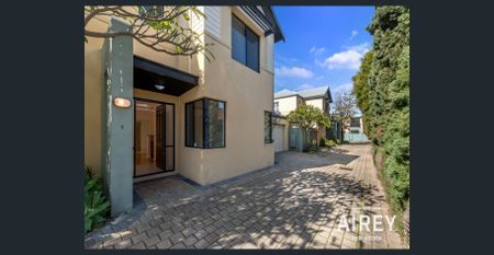 Charming Retreat in the Heart of Como - Photo 4