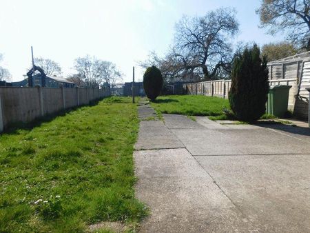 1 bedroom in a house share to rent - Photo 2