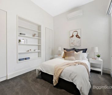 Elegant City Living with Breathtaking Views in Unbeatable Location - Photo 5