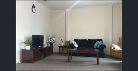 4 BEDROOM FAMILY HOME - Photo 2