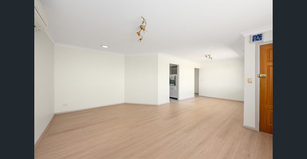 FRESHLY PAINTED COSY 2 BEDROOM VILLA - Photo 1