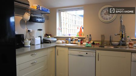 Relaxing room in shared apartment in Terenure, Dublin - Photo 5