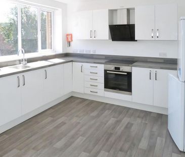 1 bedroom in a flat share to rent - Photo 2