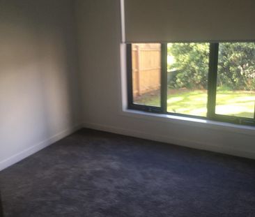 ULTRA STYLISH HOME OVERLOOKING PARKLAND - Photo 3