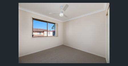 Spacious 3 Bedroom Townhouse In Prime Location - Photo 2