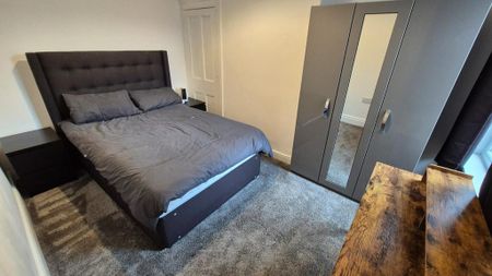 4 bedroom terraced house to rent - Photo 5