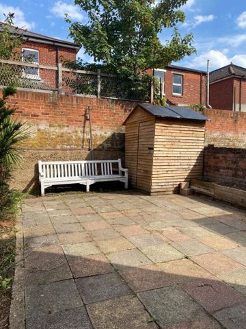 4 bedroom semi-detached house to rent - Photo 4