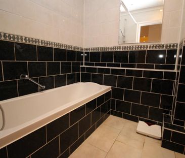 3 bedroom flat to rent - Photo 4