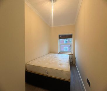 3 bedroom flat to rent - Photo 2