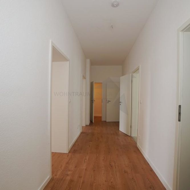 Geräumige Erdgeschoss-Wohnung mit saniertem Bad und Balkon - Foto 1