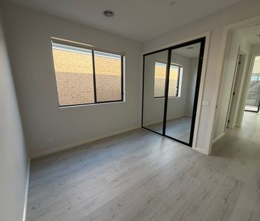 Bright & Spacious 3-Bedroom Home with Open-Plan Living - Photo 2