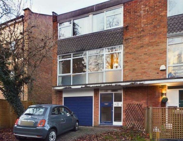 Sparkford Close Bedroom 1 Sparkford Close - Photo 1