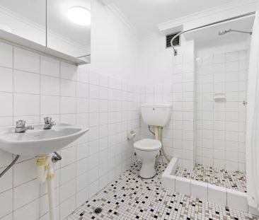 STUDIO APARTMENT IN THE HEART OF NEWTOWN WITH CAR SPACE - Photo 4
