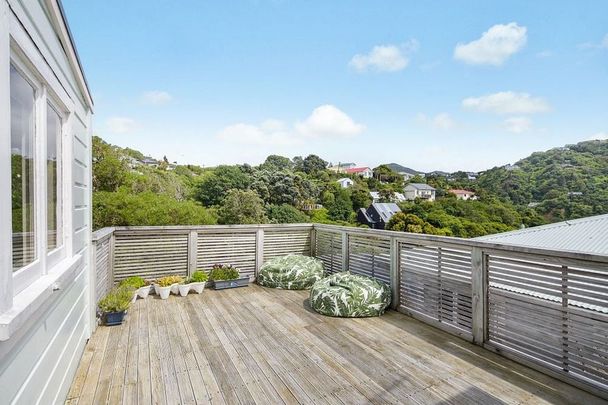 Charming 3BR Wadestown Haven with Deck - Photo 1