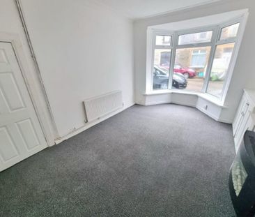 4 bedroom end of terrace house to rent - Photo 1