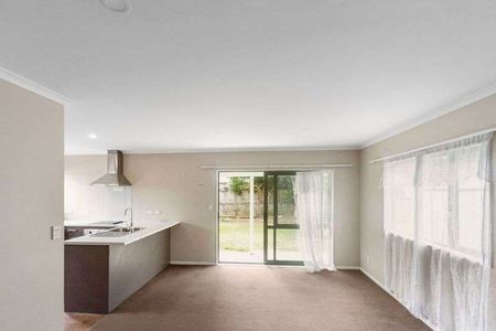 Clendon Park Living! - Photo 4