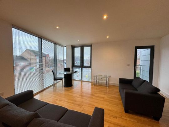 3 bedroom Flat To Let - Photo 1