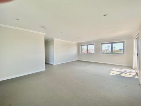 HOUSE SIZE TOP FLOOR DUPLEX WITH VIEWS - LOADS OF STREET PARKING AVAILABLE - Photo 5