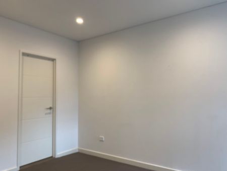 2 Bedrooms 2 Bathrooms With A Study Nook nearly NEW Apartment *The entrance is on Chelmsford Ave* - Photo 4