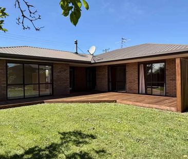 Three Bedroom Property - Photo 1