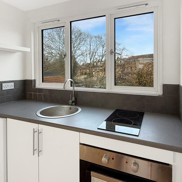 Studio to rent - Photo 1