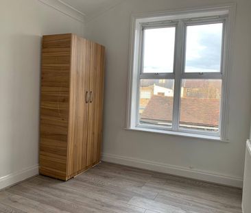 Medium size bedroom close to ilford station £750 pcm - Photo 2