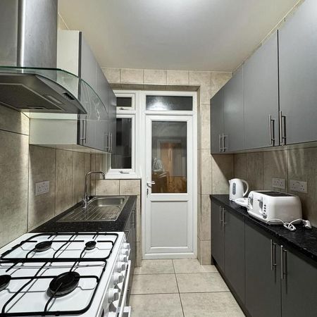 1 bedroom in a house share to rent - Photo 3