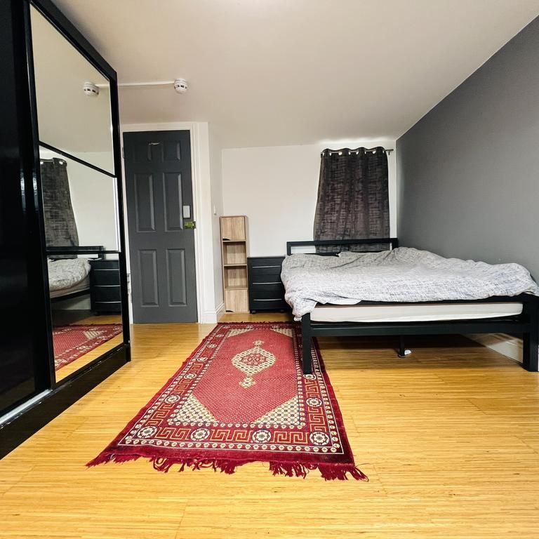 1 bedroom in a house share to rent - Photo 1