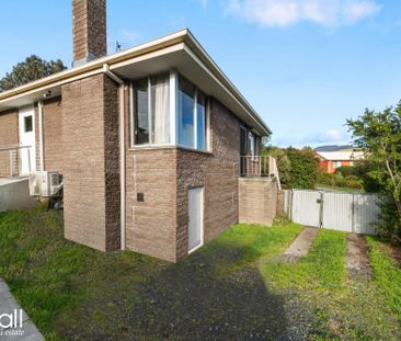 Spacious Family Home with a Large Garage - Photo 4