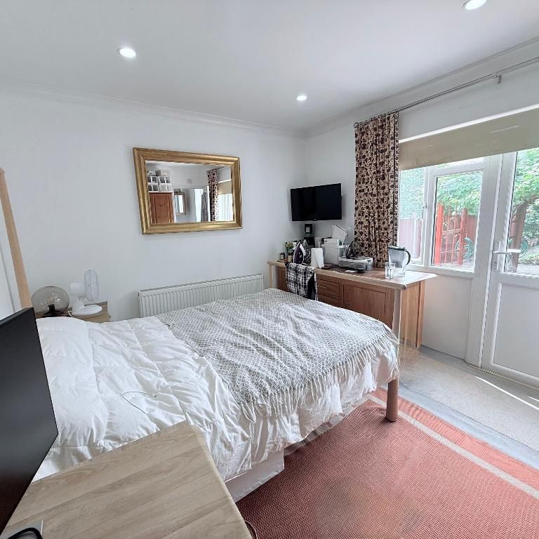 Brassie Avenue, East Acton, London, W3 7DF - Photo 1