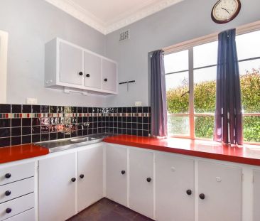 Cottage with Established Gardens & Ideal Location - Photo 4