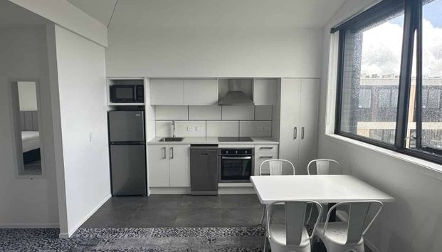 Fully Furnished 2-Bedroom Apartment for Rent in Avondale, Auckland - Photo 1