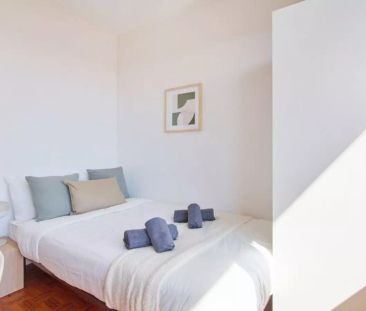 Room in a shared 10-bedroom apartment for rent in Lisbon - Photo 5