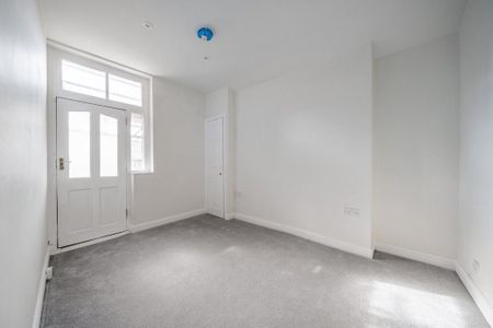 3 bedroom flat to rent - Photo 2