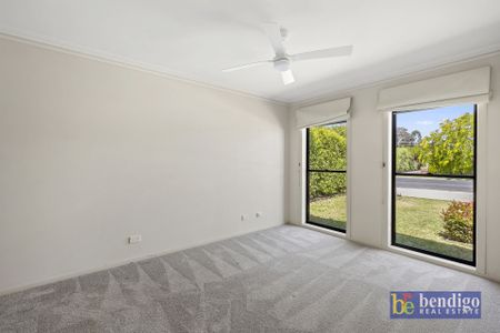 Versatile Home Near Lake Weeroona & Bendigo Hospital - Photo 4