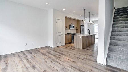 Elegant Townhouse With Dual Master Suites In Nolan Park. - Photo 3