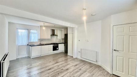 2 bedroom semi-detached house to rent - Photo 5