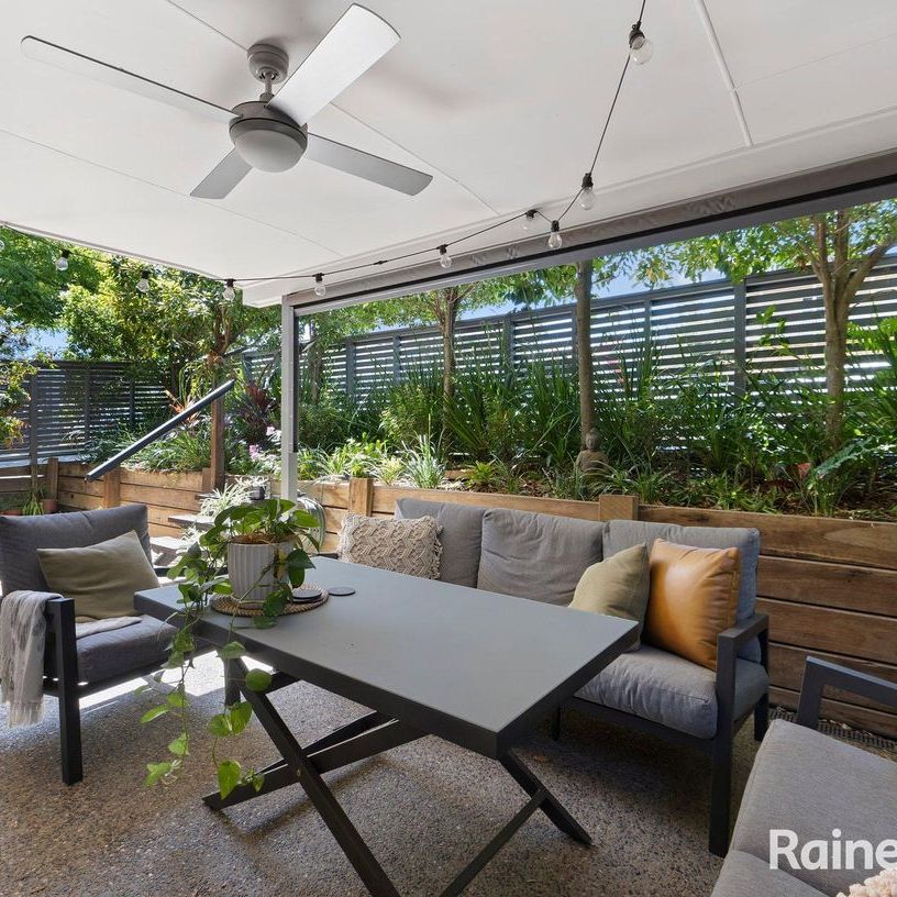 Spacious Ground-Floor Apartment with Private Courtyard & Entry - Photo 1