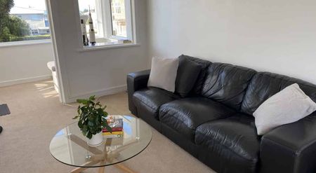 A beautiful, large, light apartment - Photo 2