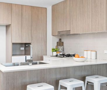 SPACIOUS, THREE BEDROOM APARTMENT WITH VIEWS - Photo 3