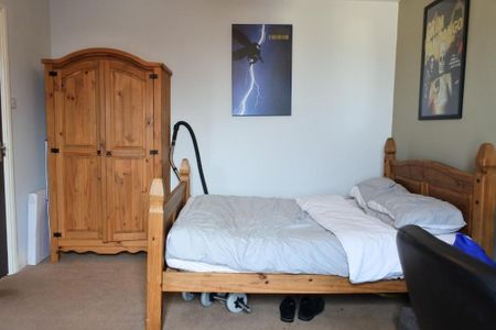 1 bedroom in a house share to rent - Photo 3