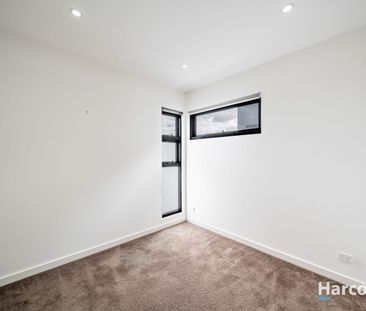 Executive Coburg Living, Walk to Everything! - Photo 2